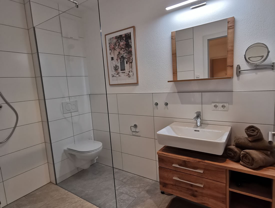 Badezimmer mit Dusche und WC