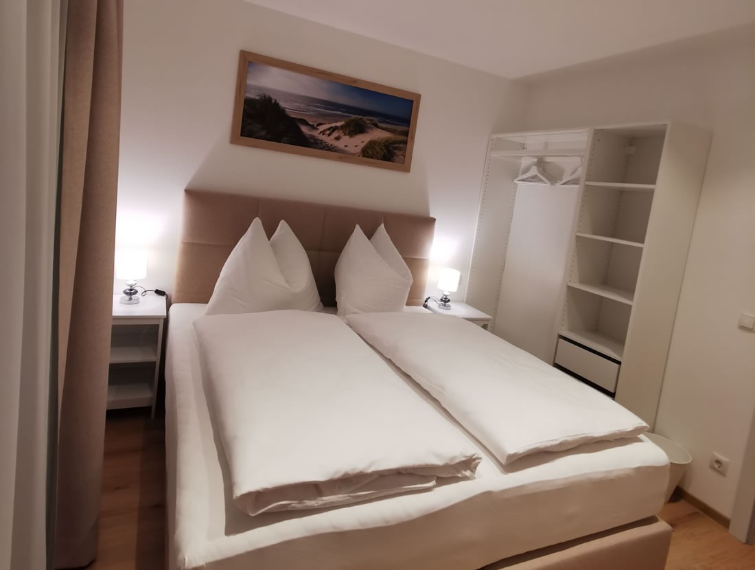 Schlafzimmer mit komfortablem Boxspring-Doppelbett