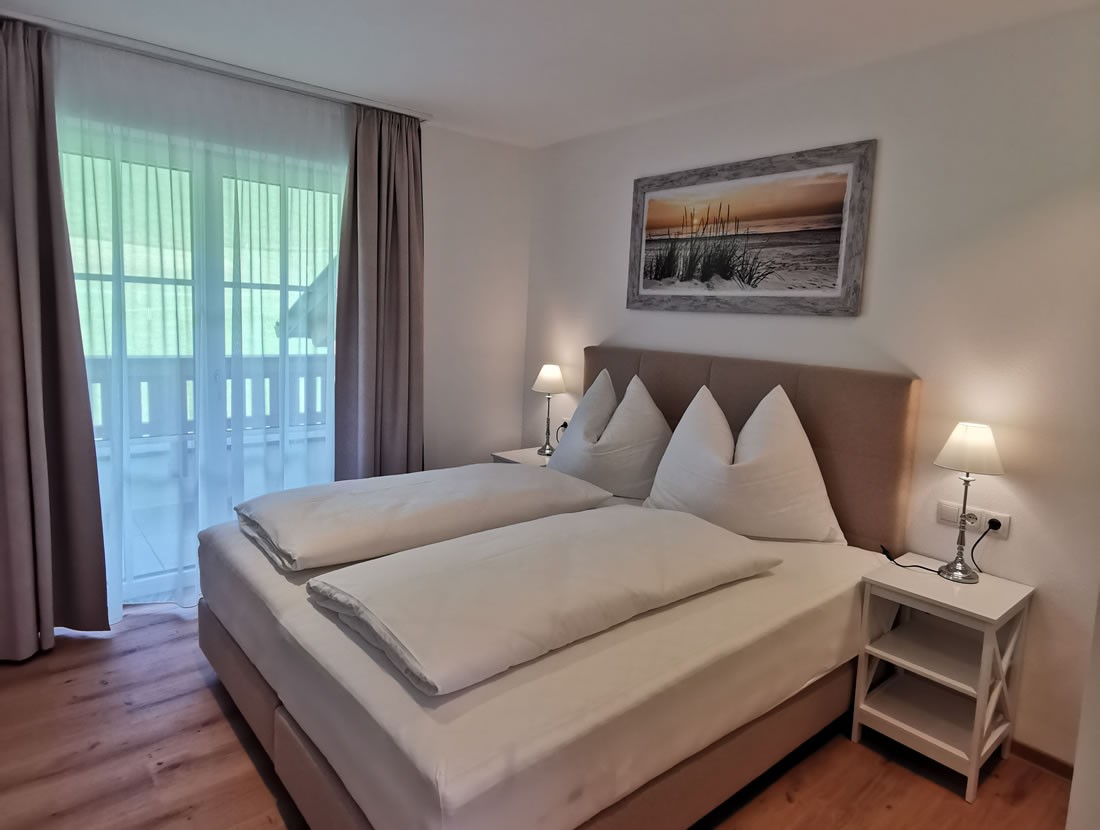 Schlafzimmer mit komfortablem Boxspring-Doppelbett